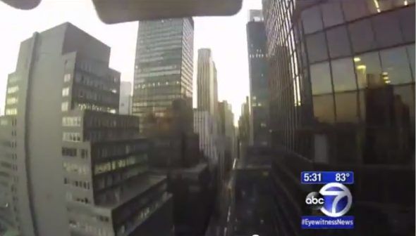 マンハッタンのビルの間を飛行し、路上に墜落したドローンのビデオから
