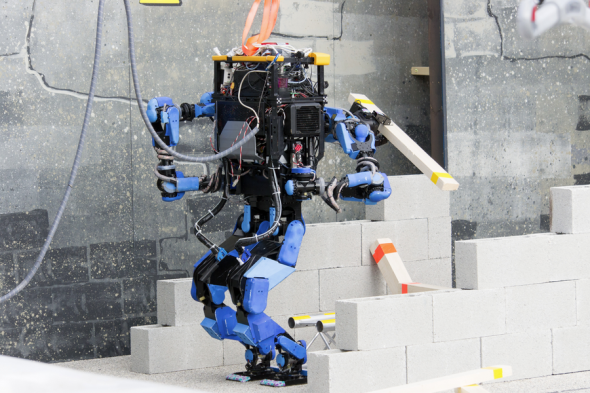 トライアルでファンを増やしたシャフト社のロボットS-One（http://www.darpa.mil/より）